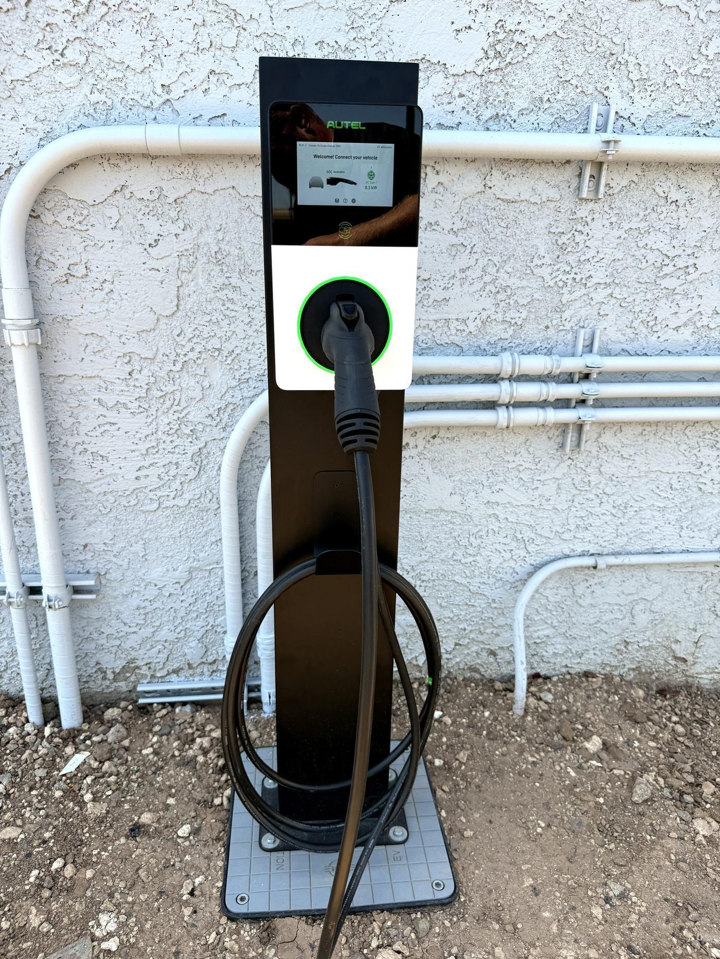 Charger on a pedestal post without cable management