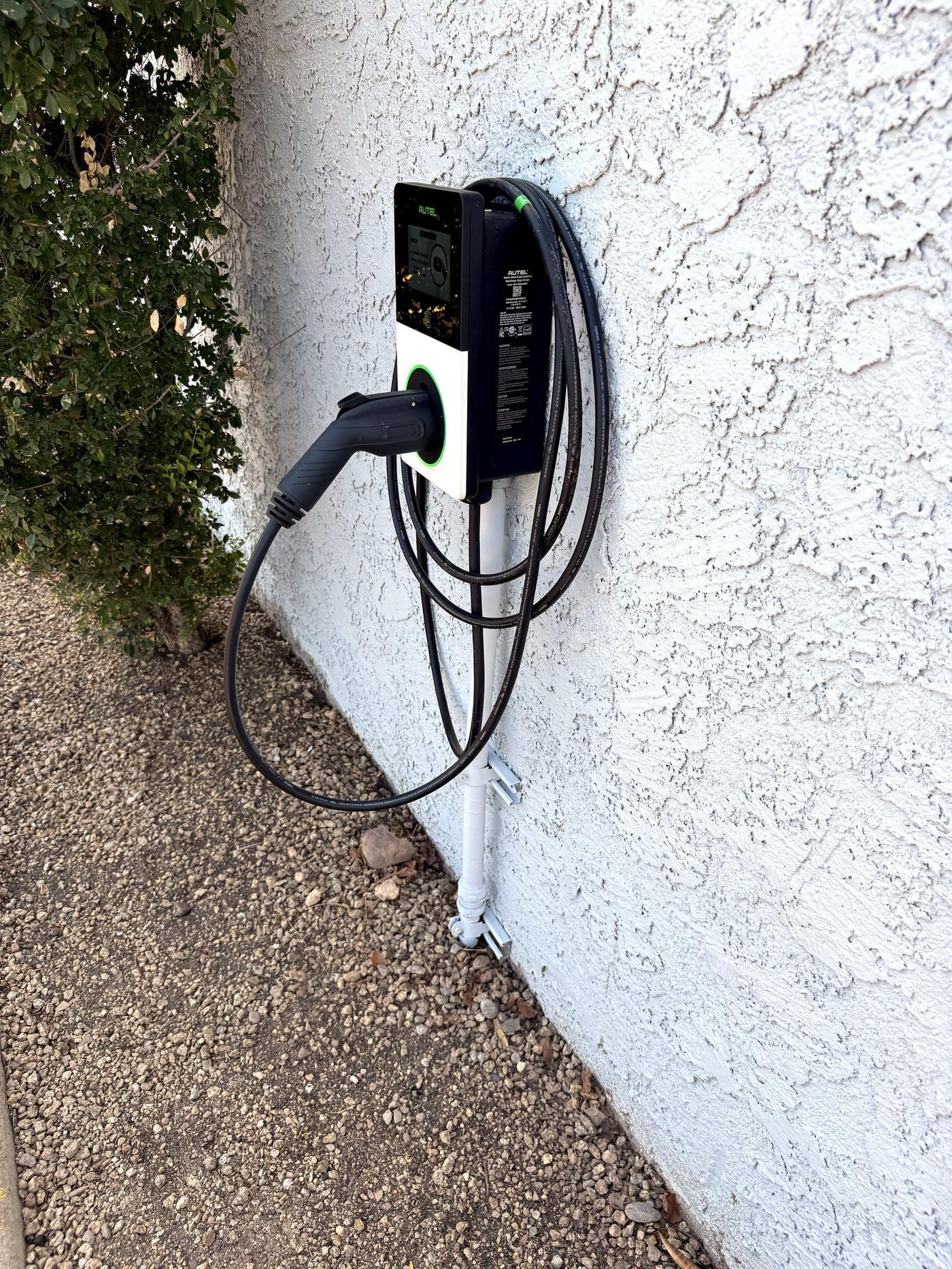 Charger wall-mounted directly to the building